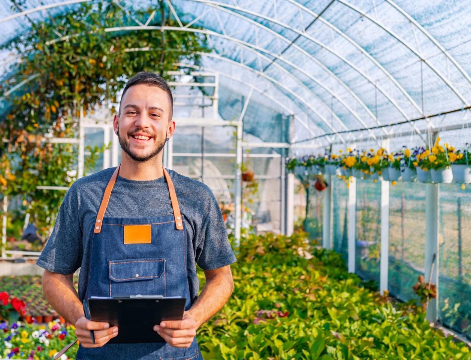 Teeltspecialist aan het werk in de tuinbouw