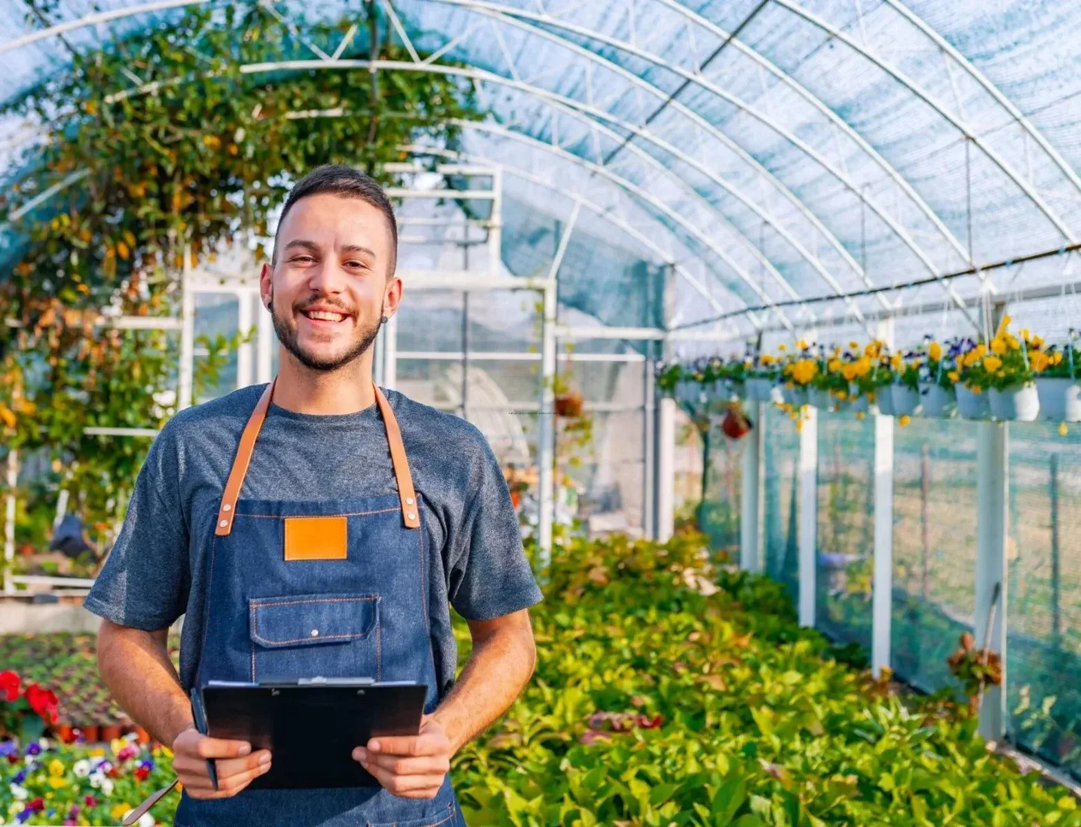 Professional aan het werk met bloemen binnen de commerciële sierteelt